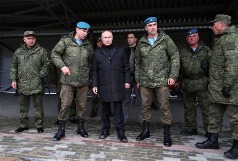 Putin visita cuarteles de tropas rusas en dos ciudades de Ucrania